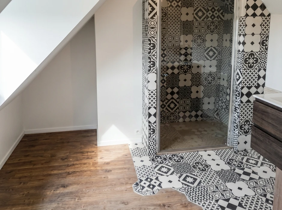 Salle de bain mansardée avec douche à l'italienne