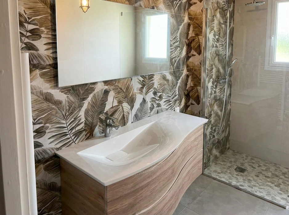 Salle de bain moderne avec meuble vasque suspendu en bois clair, vasque intégrée thermoformée blanche aux courbes organiques, robinetterie chromée mitigeur