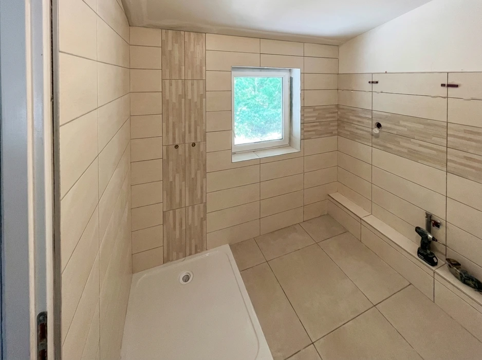 Salle de bain en cours de rénovation, sans personnage