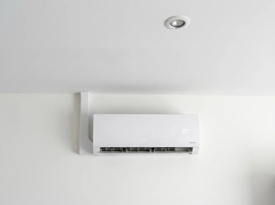 Installation de plomberie murale intérieure avec réseau de tuyaux en cuivre et PVC gris