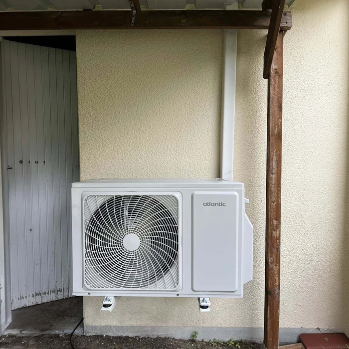 Local technique de chauffage avec un ballon thermodynamique gris (marque Itrus), raccordé à un réseau de tuyauterie en cuivre