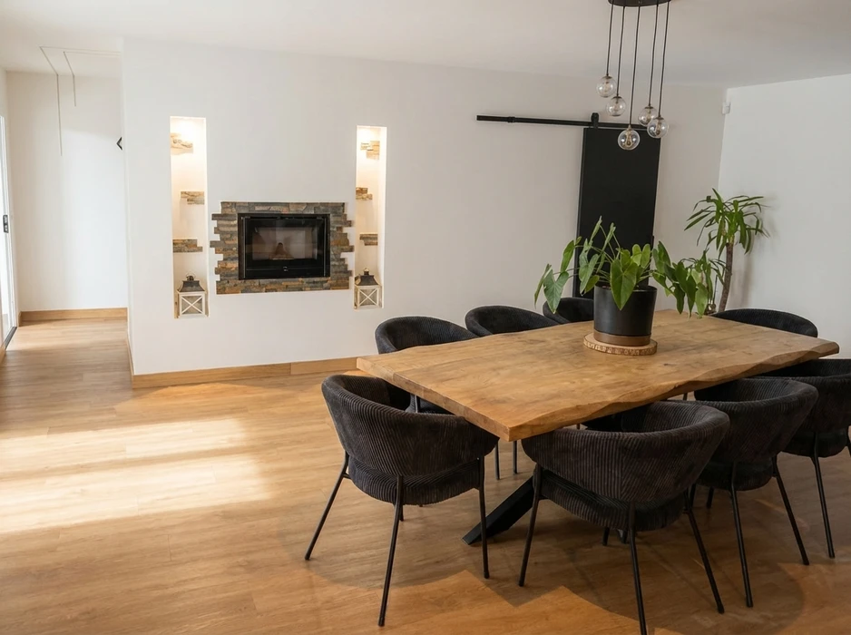 Installation de chauffage en intérieur, mur blanc, fenêtre à croisillons bois