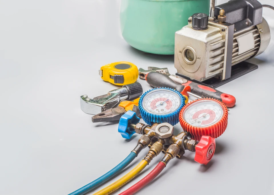 Un artisan ou &eacute;quipe d'artisans dans un int&eacute;rieur r&eacute;sidentiel montrant plusieurs corps de m&eacute;tier simultan&eacute;ment&nbsp;: un technicien manipulant des installations sanitaires (tuyauterie, radiateur ou thermostat) visibles dans la m&ecirc;me sc&egrave;ne que des &eacute;l&eacute;ments &eacute;lectriques (tableau &eacute;lectrique ou points de r&eacute;partition) ou du mat&eacute;riel de chauffage. La sc&egrave;ne doit transmettre l'id&eacute;e d'une prise en charge globale multi-technique. Qualit&eacute; photo professionnelle, contexte r&eacute;sidentiel ou semi-commercial, lumi&egrave;re naturelle, l'artisan en tenue de travail appropri&eacute;e.